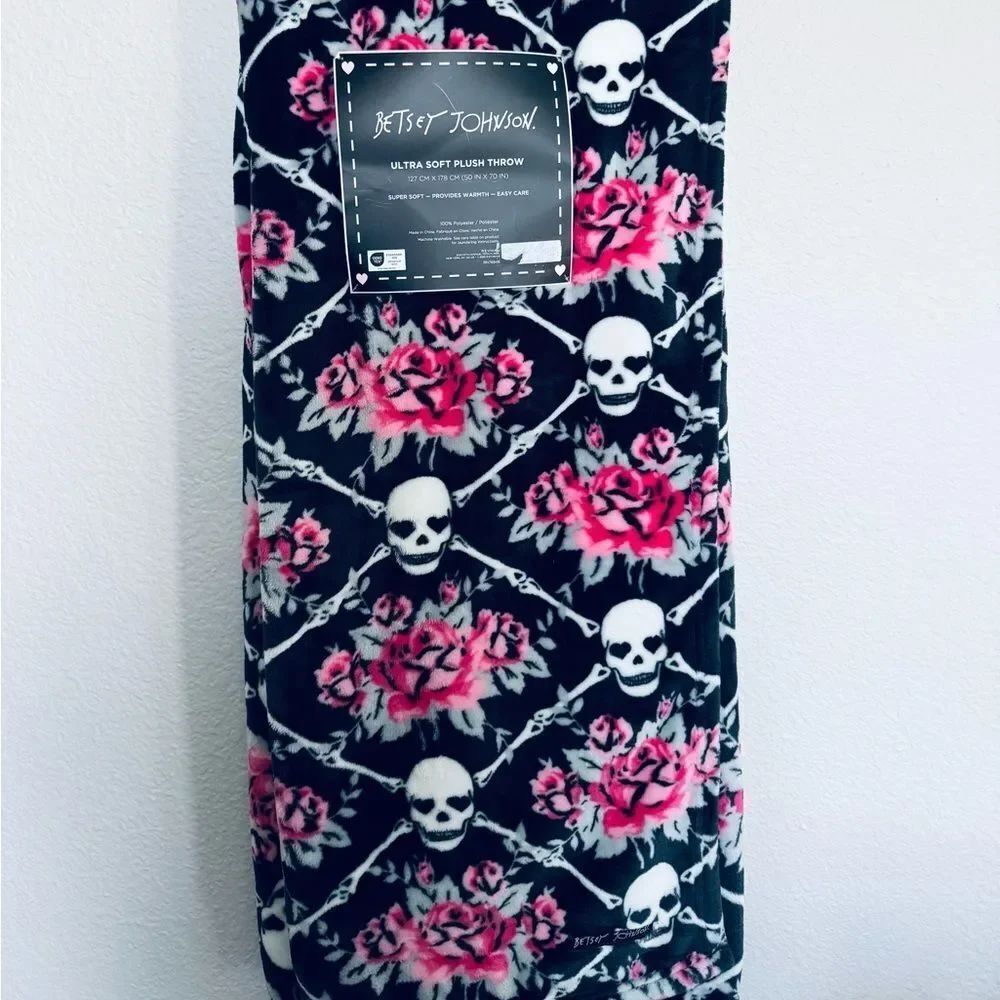 Betsey Johnson Halloween Gothic Pink Floral Skulls Bones Plush Throw Blanket